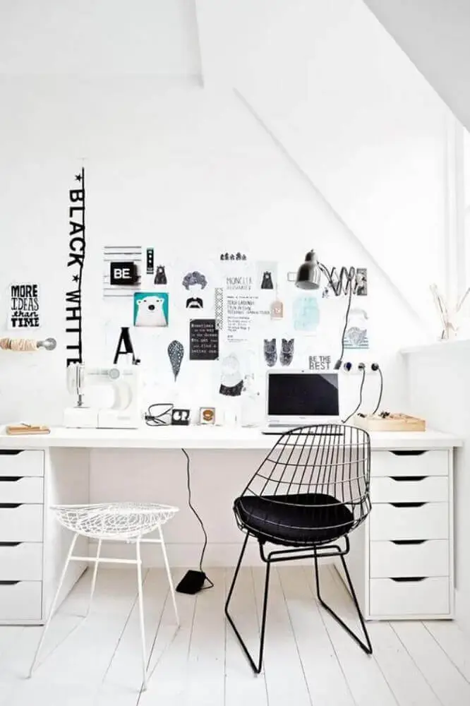 decoração home office todo branco com dois modelos diferentes de cadeiras modernas para escritório Foto Archzine
