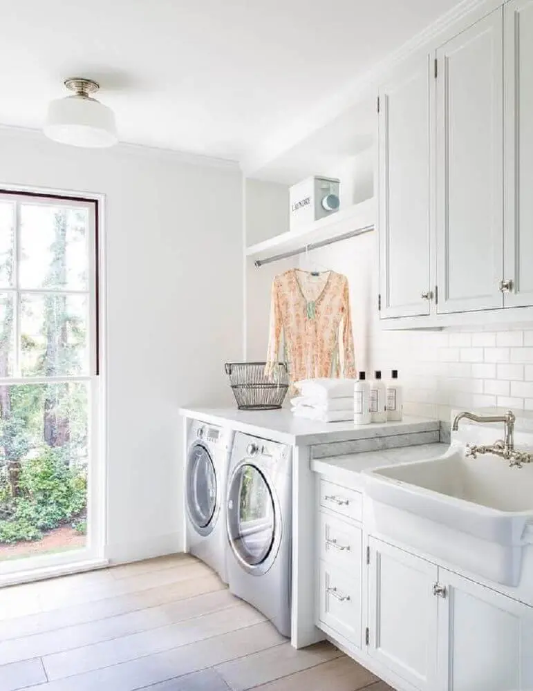 decoração lavanderia com armário planejado com cabideiro Foto Pinterest