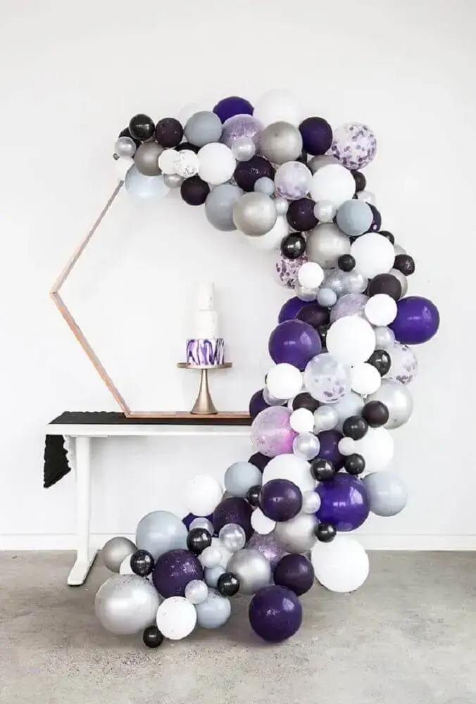 decoração minimalista com balões em tons de roxo e prata Foto Aisle Society