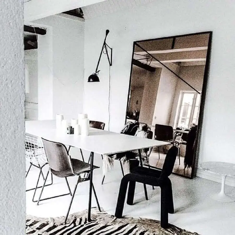 decoração minimalista para sala de jantar com espelho bronze Foto Pinterest