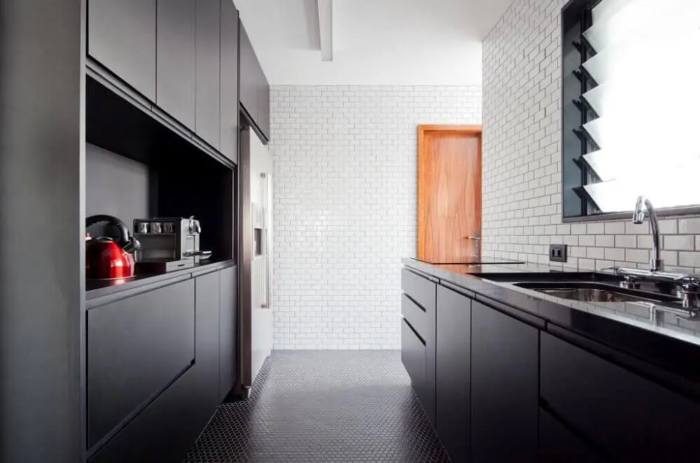 decoração moderna com armário de cozinha com balcão preto Foto INÁ Arquitetura