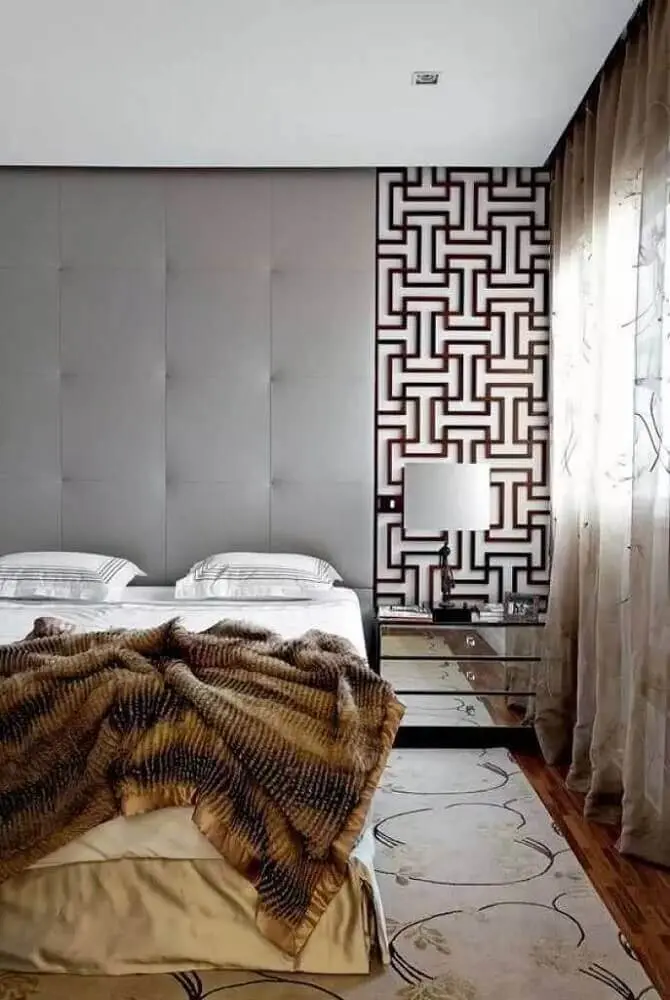 decoração moderna para quarto de casal com criado mudo espelhado e cabeceira cinza Foto iFuun