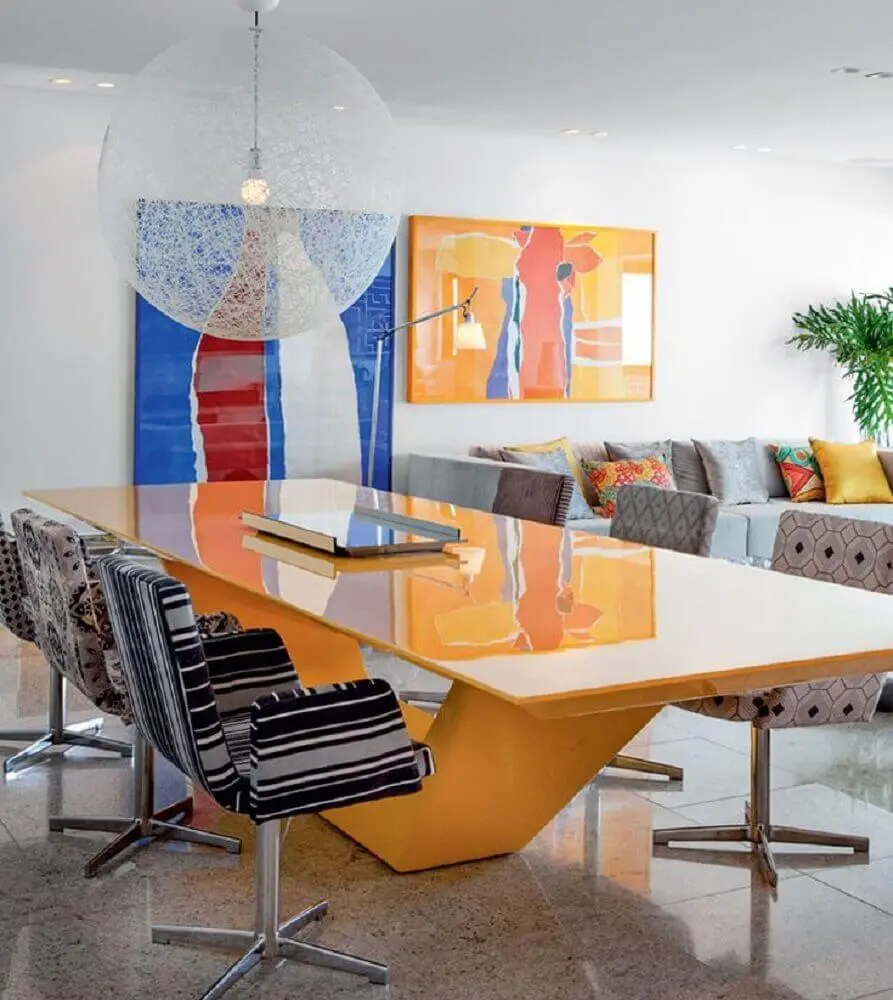 decoração moderna para sala de jantar com mesa amarela laqueada Foto Pinterest