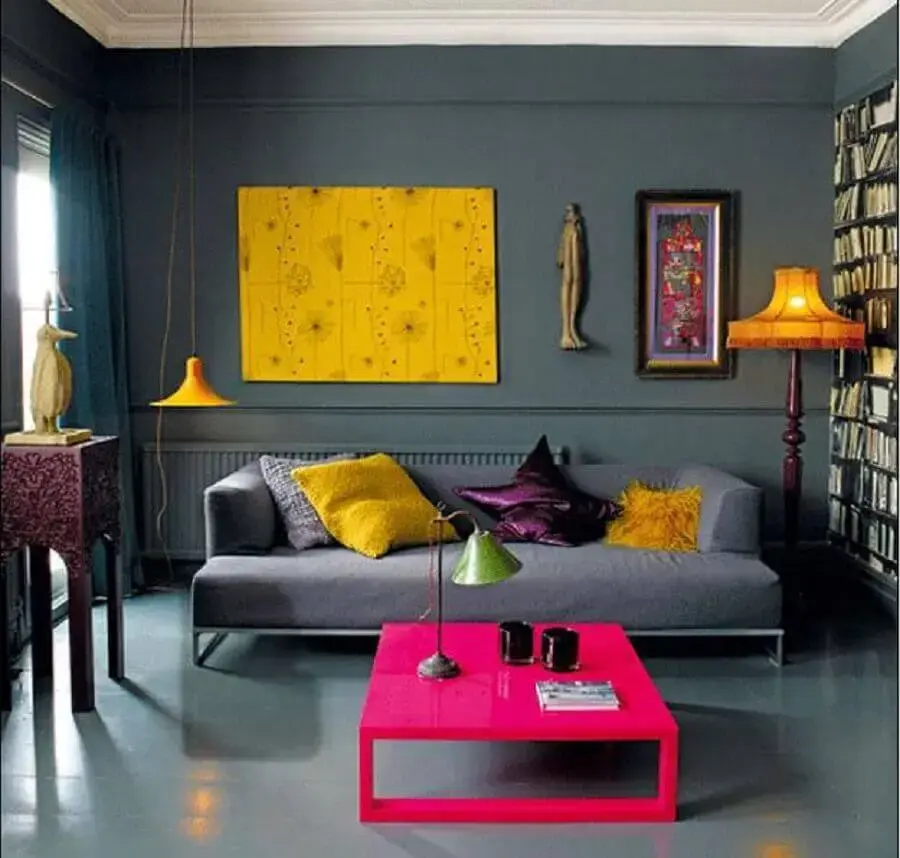 decoração moderna sala com sofá cinza pendente amarelo e mesa de centro pink laqueada Foto Yandex