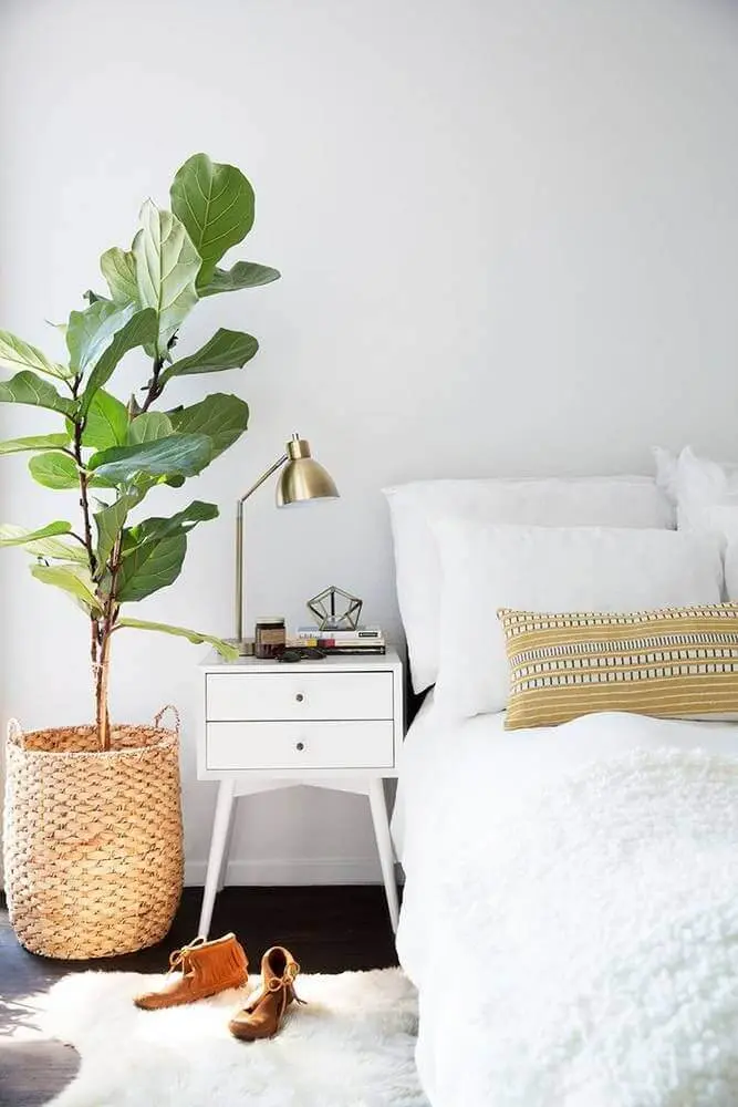 decoração minimalista para quarto com criado mudo branco e vaso de planta Foto Pinterest
