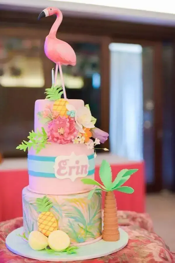 decoração para bolo tropical com flamingo no topo Foto Kapado Kyam