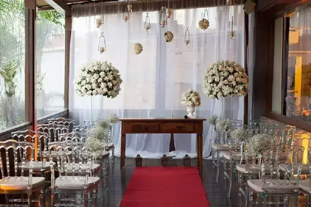 decoração para casamento simples em casa com arranjo de flores brancas e velas Foto Party Style