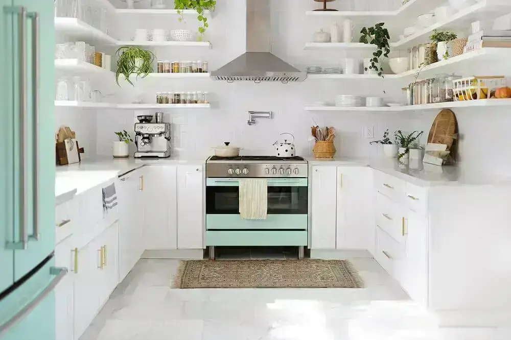 decoração para cozinha branca com tapete pequeno em frente ao fogão Foto Make Space