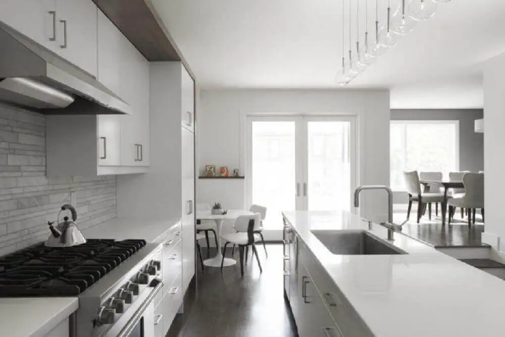 decoração para cozinha compacta com armários brancos e pendentes minimalistas Foto Altius Architecture Inc