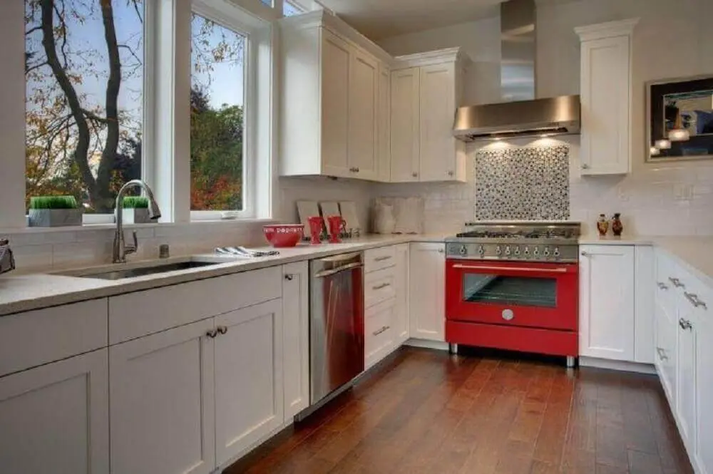 decoração para cozinha compacta com pia e fogão vermelho Foto Isola Homes