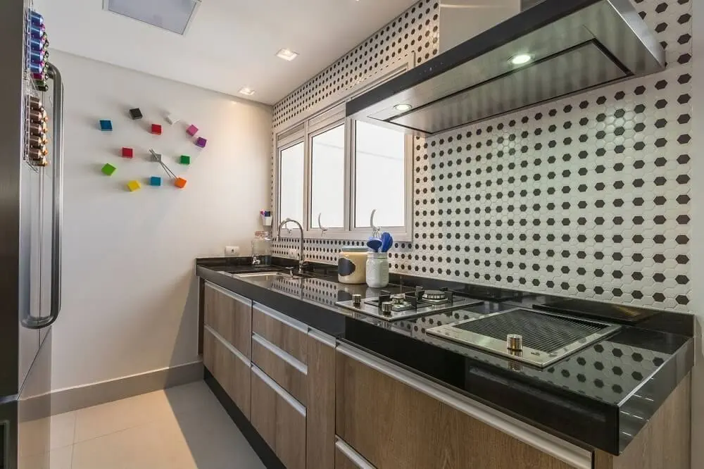 decoração para cozinha compacta com pia preta e branca Foto Idealizzare Arquitetos
