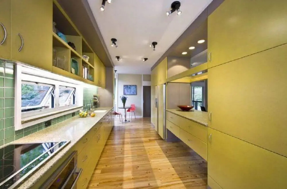 decoração para cozinha corredor com cooktop e armário planejado amarelo Foto Robert M. Cain Architect