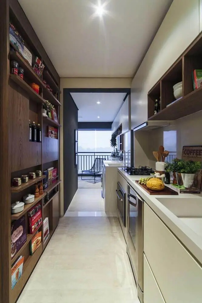 decoração para cozinha corredor planejada com marcenaria com espaço para guardar temperos Foto Home Decoo