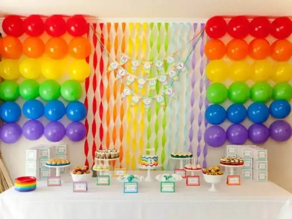 decoração para festa de aniversário com painel de balões coloridos Foto Celebrations Cake Decorating