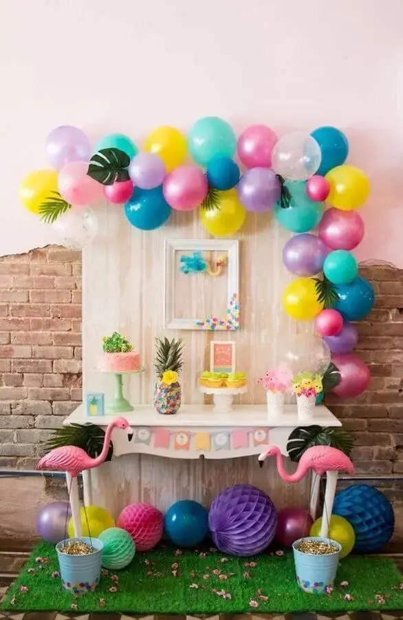 decoração para festa tropical simples com balões e flamingos Foto Ziahouse