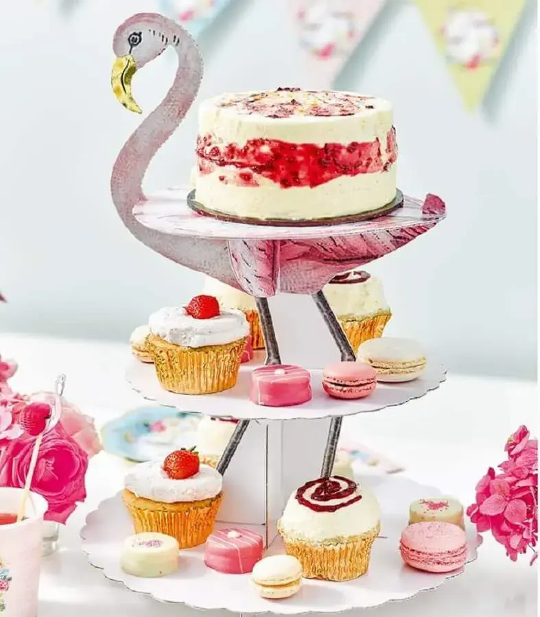decoração para mesa de doces em festa flamingo tropical Foto Holly Party