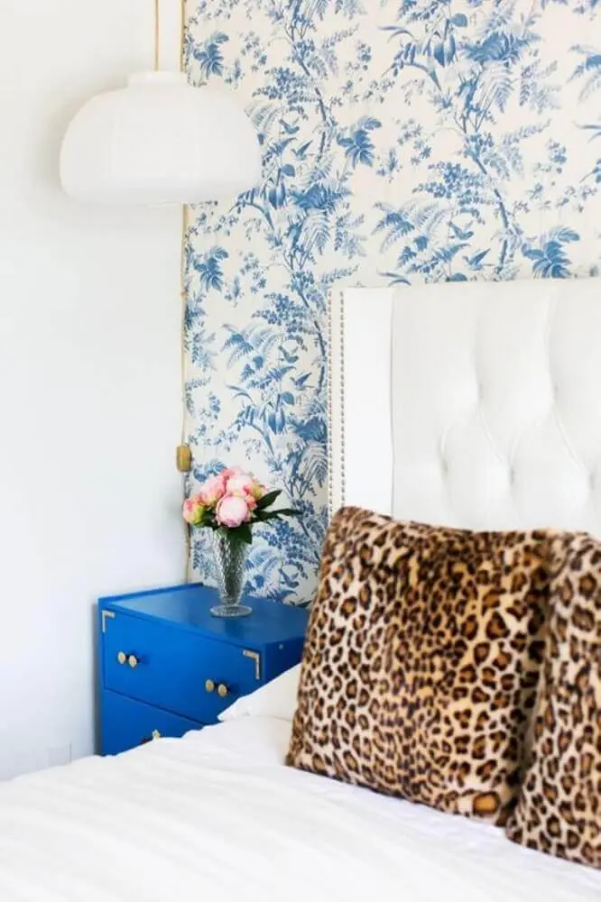 decoração para quarto com criado mudo pintado de azul Foto Antic&Chic