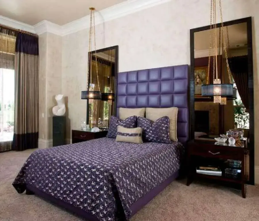 decoração para quarto com dois espelhos de bronze ao lado da cama Foto Homedit