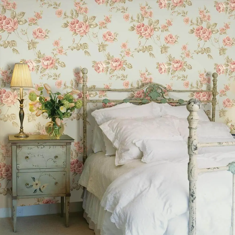 decoração provençal para quarto com papel de parede floral e criado mudo antigo Foto Yandex