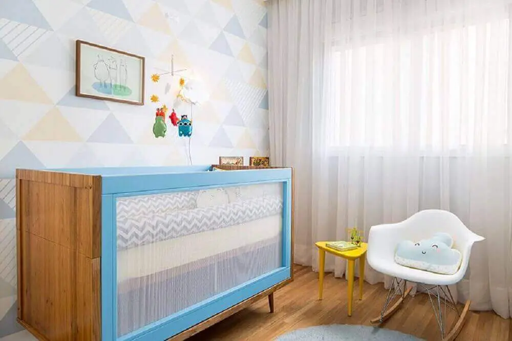 decoração quarto de bebê com berço azul de madeira com cadeira de amamentação moderna de balanço Foto Studio Novak