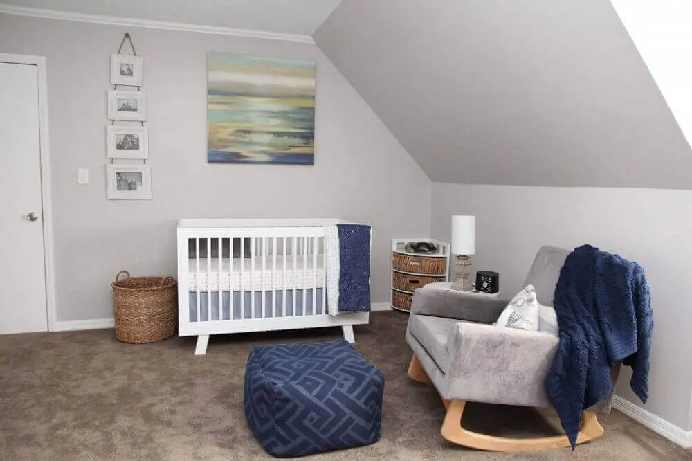 decoração quarto de bebê com cadeira de amamentação moderna com apoio para os pés Foto Plane Pretty