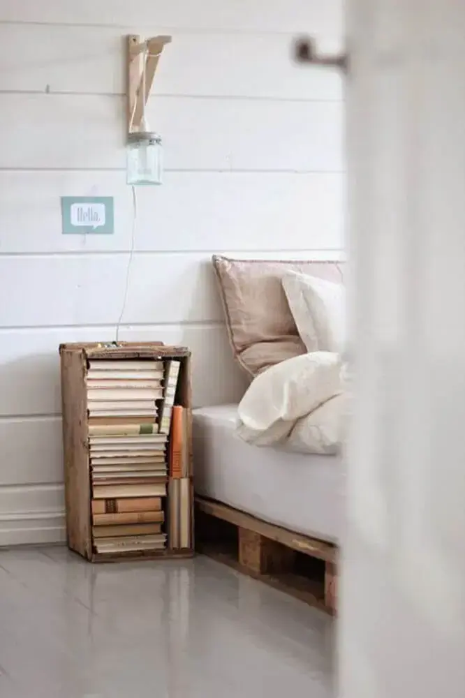 decoração rústica com criado mudo de caixote Foto Estilo Escandinavo