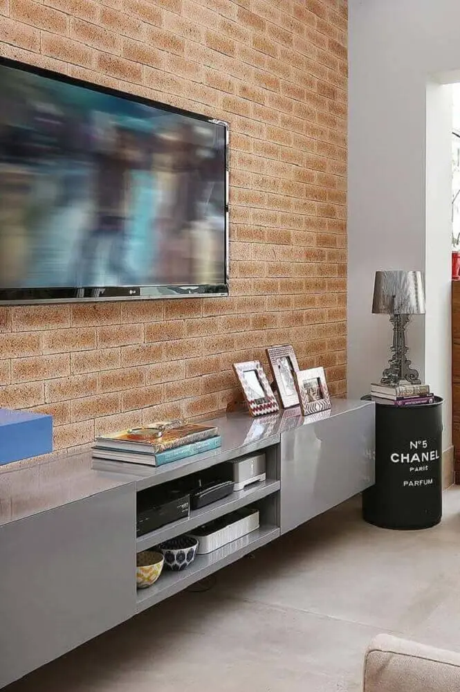 decoração sala de TV com parede de tijolinho e móveis laqueados Foto Pinterest