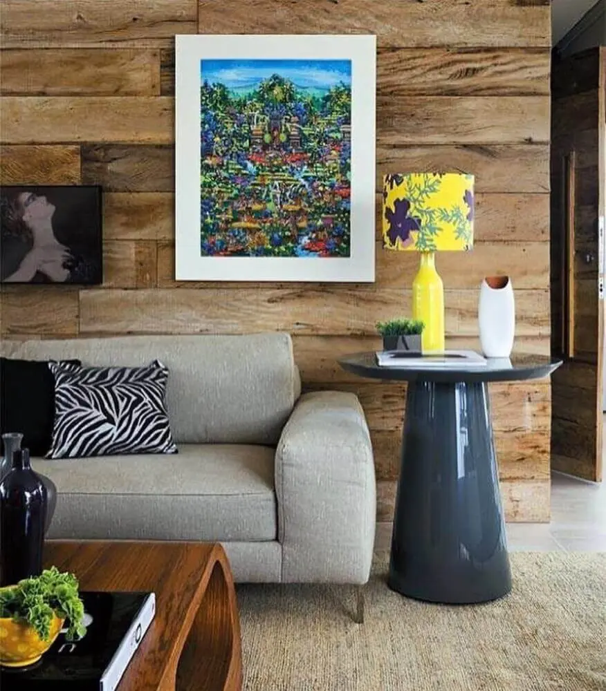 decoração sala de estar com revestimento de madeira para parede e mesa lateral laqueada Foto Móplan