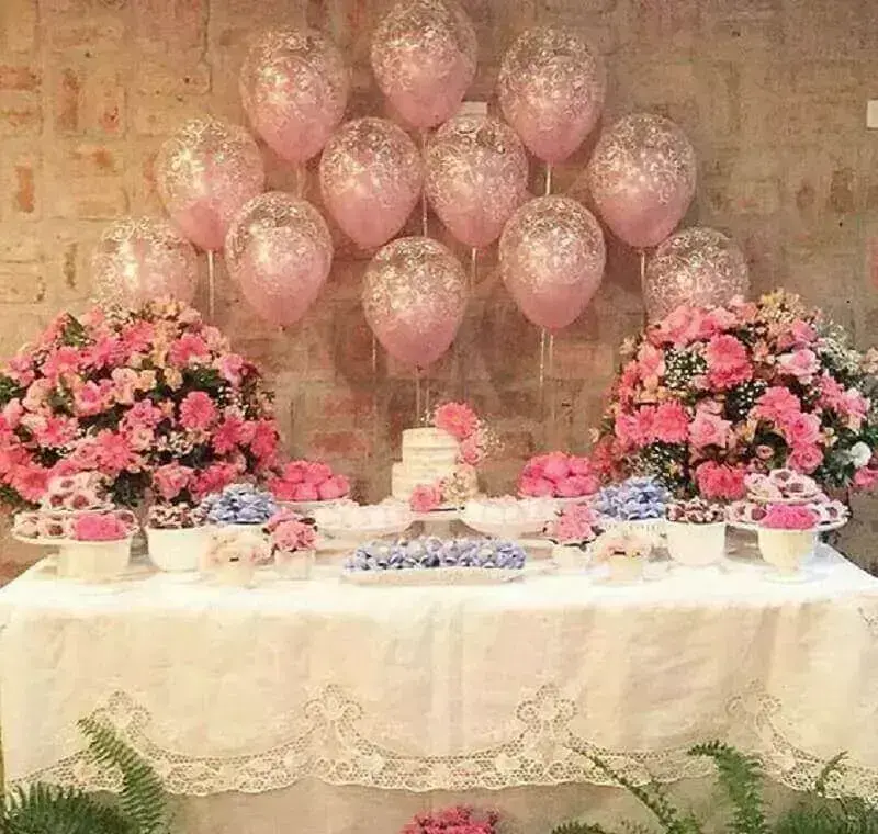 decoração simples com arranjos de flores e painel de balões Foto Pinterest