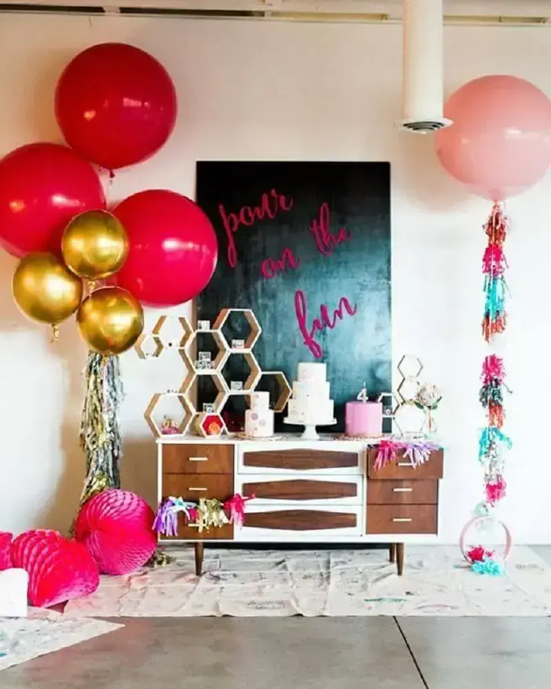 decoração simples com balões vermelhos e dourados Foto Pinterest
