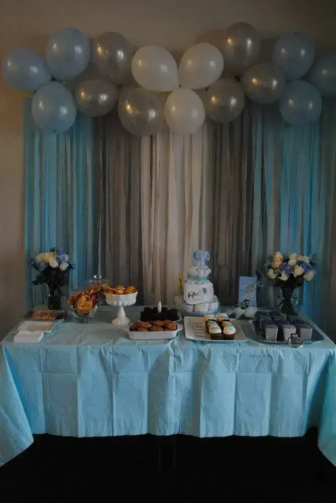 decoração simples com painel de balões e papel crepom para festa em tons de azul Foto Walls Ideas