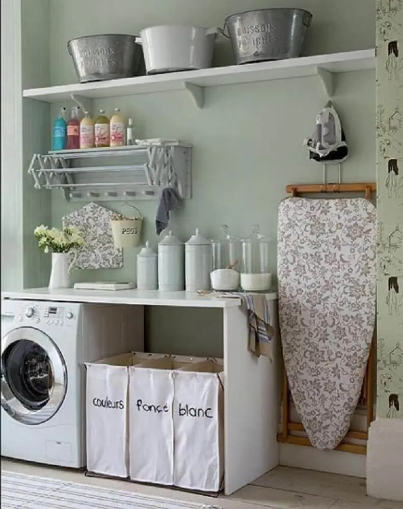 decoração simples lavanderia com prateleiras e espaço para colocar tabua- Foto Homedit