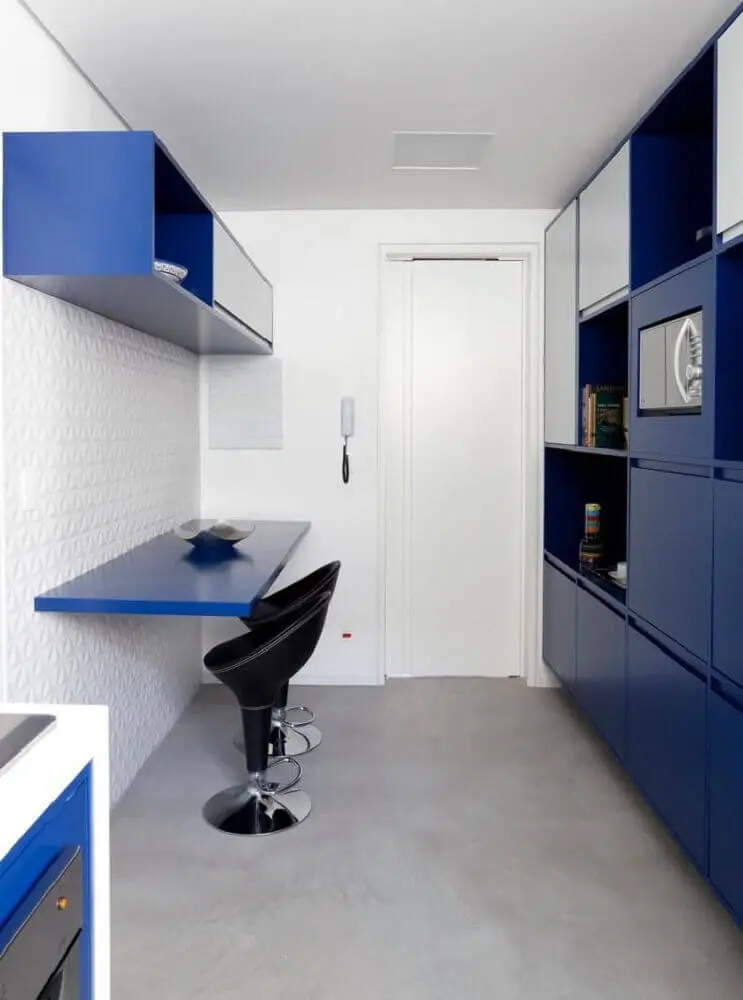 decoração simples para cozinha corredor azul Foto Tria Arquitetura