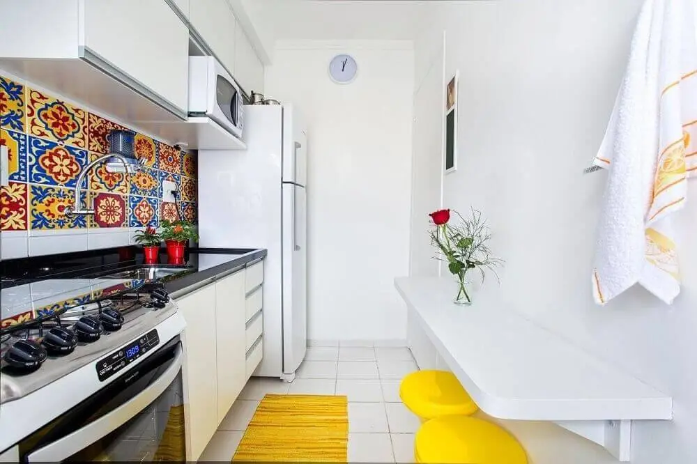 decoração simples para cozinha corredor com armário branco e ladrilho hidráulico Foto Luciane Mota