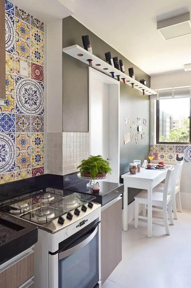 decoração simples para cozinha corredor com azulejo hidráulico Foto Home Decoo