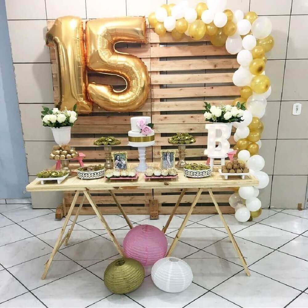 decoração simples para festa de 15 anos com painel de balões em base de pallets Foto Le’ Art Decor
