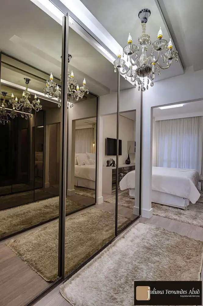 decoração sofisticada quarto de casal closet e espelho bronze Foto Juliana Abad