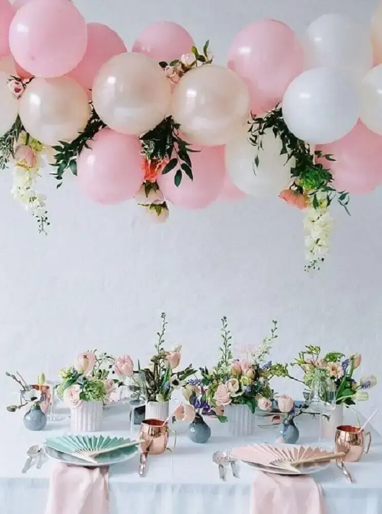 decoração super delicada com bexigas rosa folhagens e flores Foto Pinterest