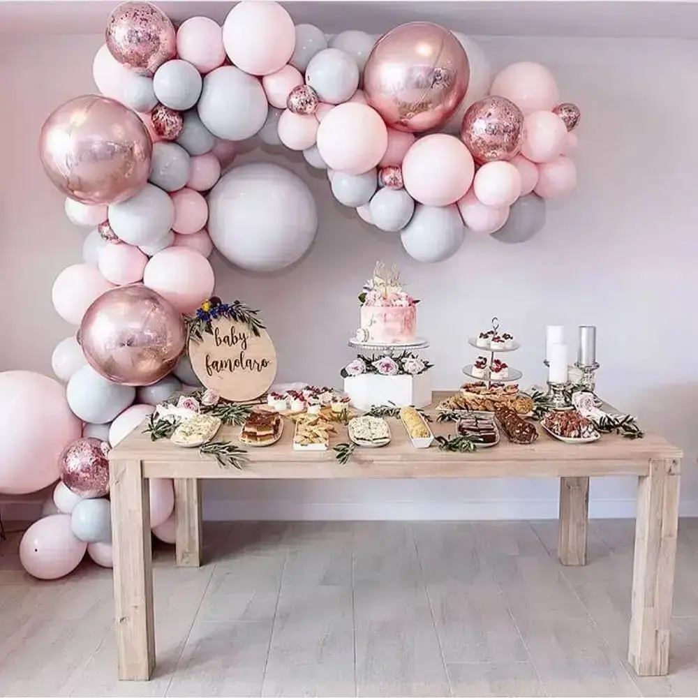 delicada decoração com bexigas em tons de rosa e prata Foto Pinterest