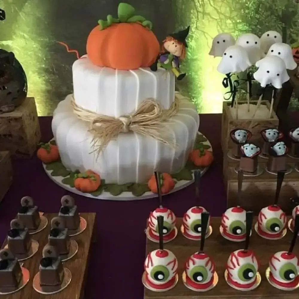 docinhos e bolos personalizados para festa de Halloween Foto Família Brigadeiros
