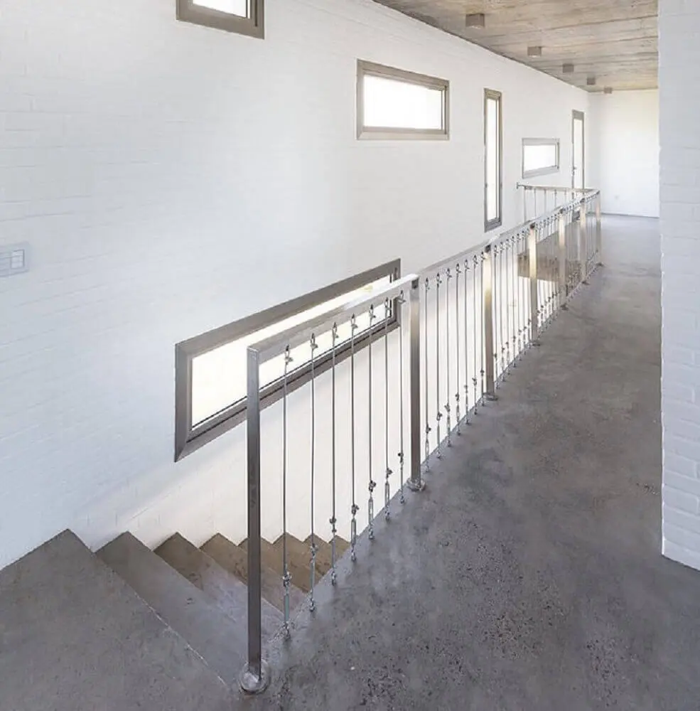 escada de concreto com guarda corpo de alumínio e fios de aço Foto Oficina Conceito Arquitetura