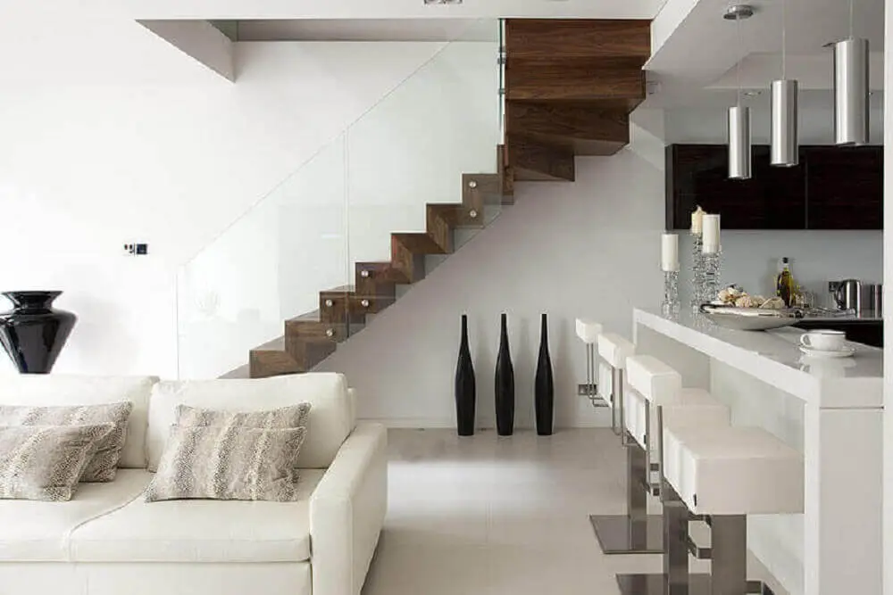 escada de madeira com guarda corpo de vidro para sala com decoração toda branca e moderna Foto Elite Metalcraft