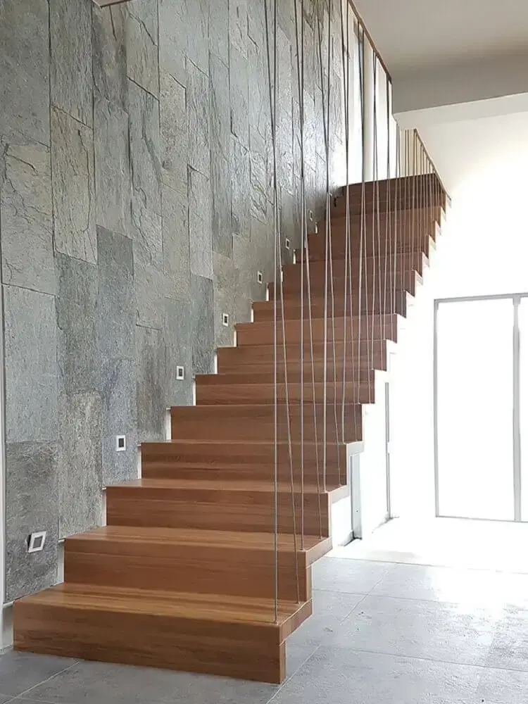 escada de madeira com guarda corpo feito com cabos de aço Foto Timber Schody