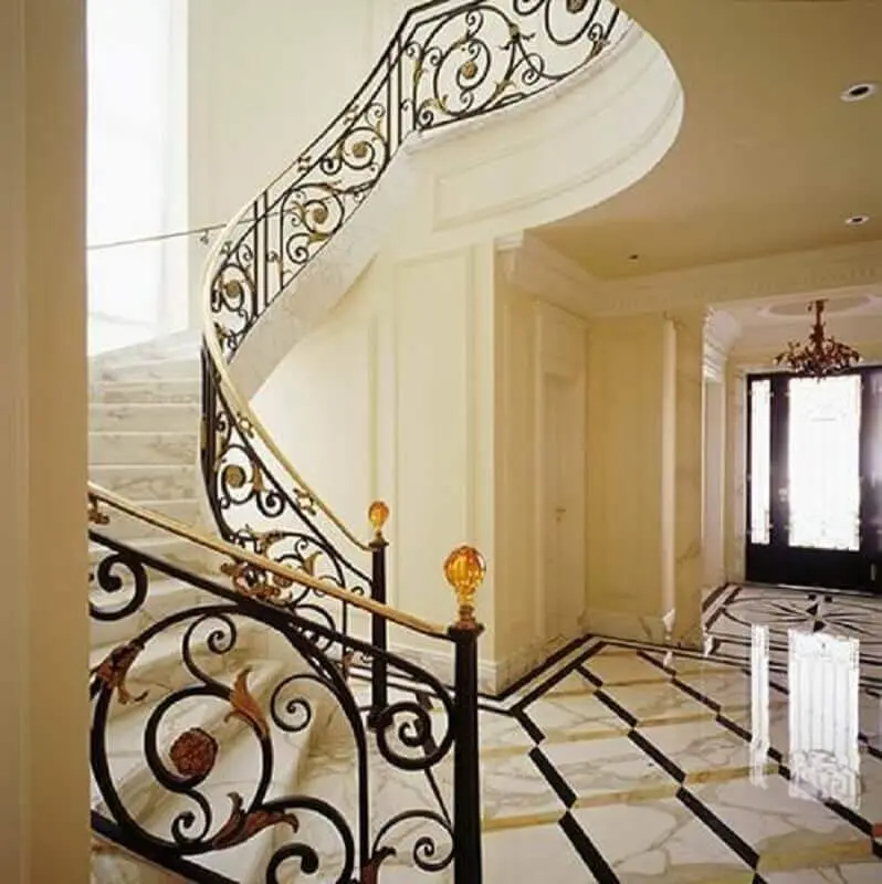 escada de mármore com guarda corpo de ferro com estilo clássico Foto Oscar Mikail