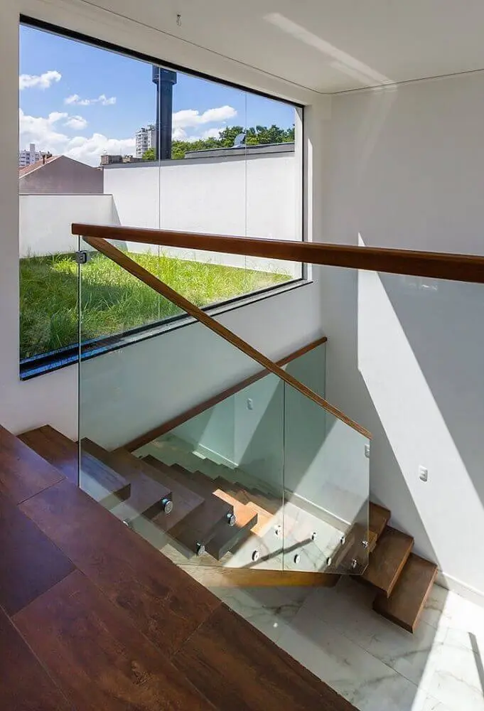 escada e corrimão de madeira com guarda corpo de vidro Foto Oficina Conceito Arquitetura