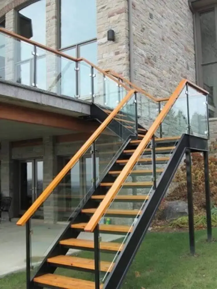 escada em L com guarda corpo de vidro e corrimão com degraus em madeira Foto Roofing Brooklyn