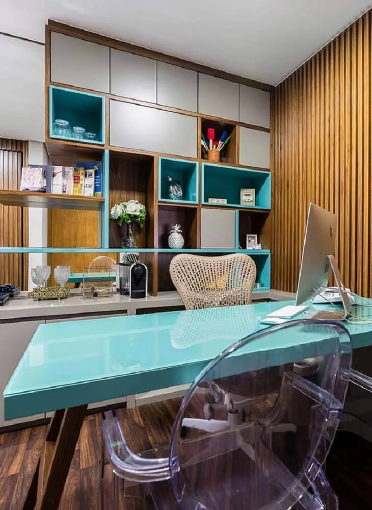 escritório decorado com mesa laqueada e cadeira transparente Foto Brandani Decore