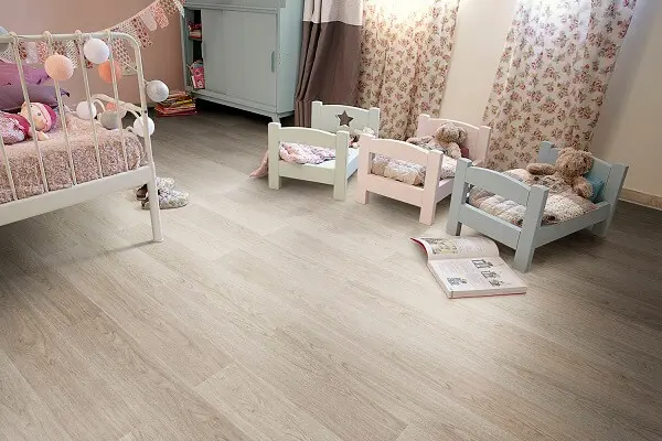 Quarto infantil com piso laminado
