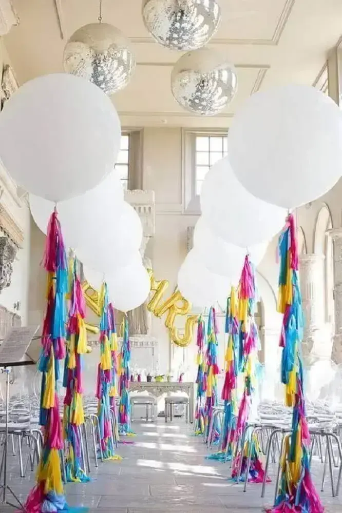 festa com decoração com balões brancos Foto Brit + Co