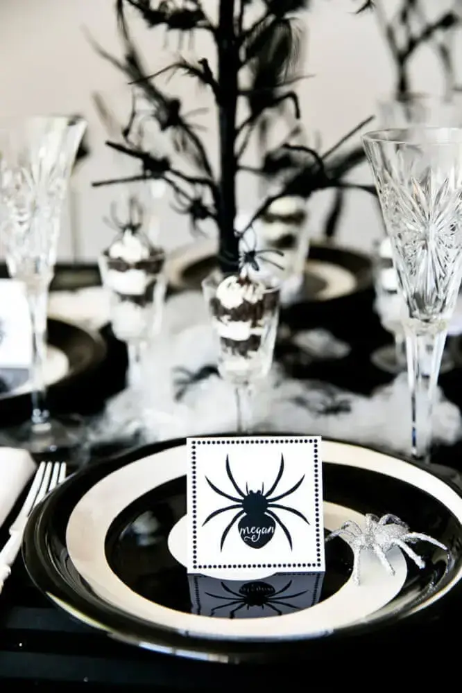 festa de halloween preta e branca decorada com aranhas de plástico Foto Pinterest